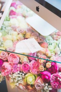 scrivania fiorita di Danila Olivetti Wedding Planner